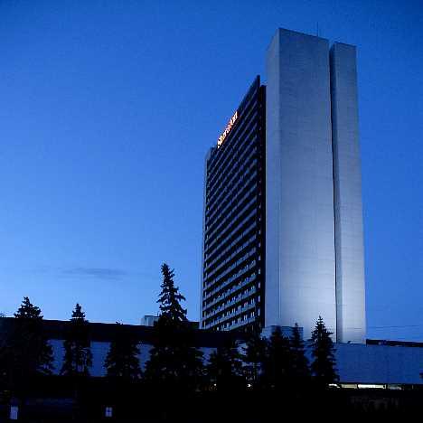 The Sheraton Bloomington as seen from the Softitel at night